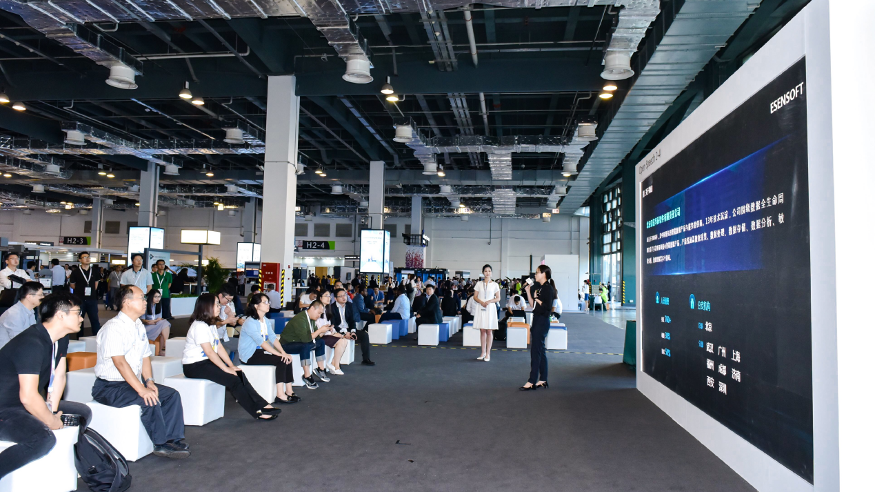 湯苗倩向現(xiàn)場觀眾介紹了億信華辰的發(fā)展歷程